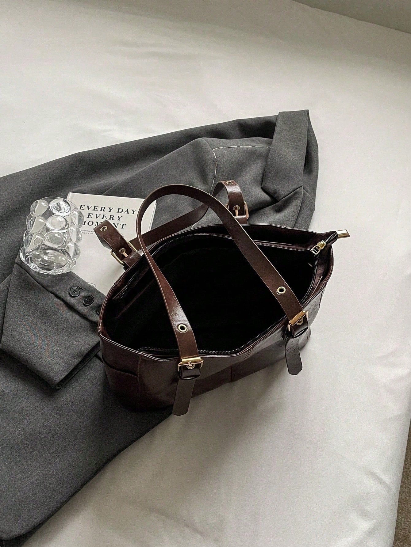 SHEIN حقيبة إبط كبيرة السعة بتصميم بسيط للتنقل