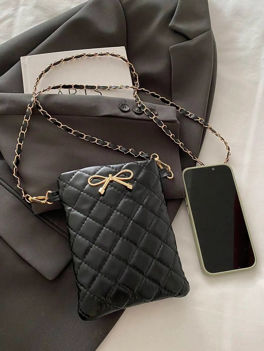 SHEIN حقيبة كروس بدي مبطنة بلون أحادي مزينة بنمط معين وشريط معدني