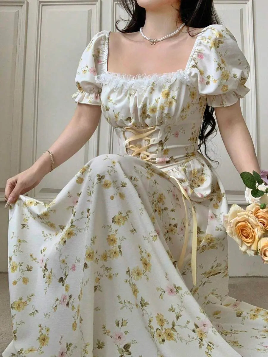 SHEIN PETITE فستان ميدي بياقة مربعة وأكمام قصيرة وخصر برباط أمامي بنقشة زهور بلون مشمشي
