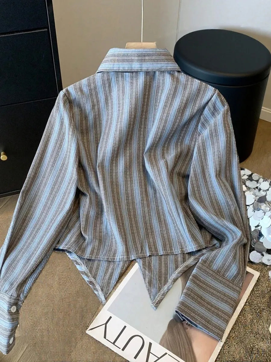 SHEIN بلوزة نسائية بياقة قميص وقصة غير متماثلة وطباعة حروف بلون أزرق