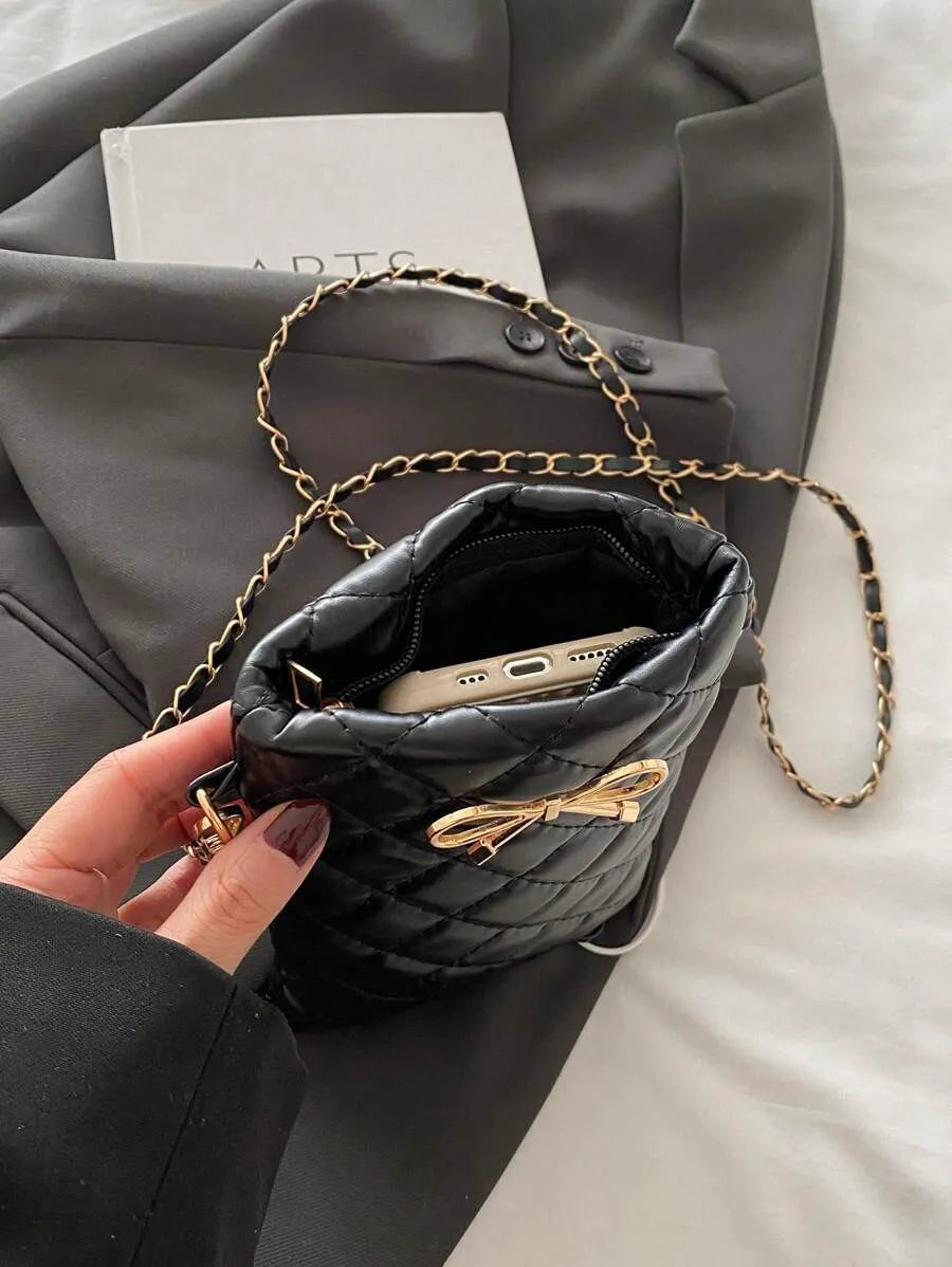 SHEIN حقيبة كروس بدي مبطنة بلون أحادي مزينة بنمط معين وشريط معدني