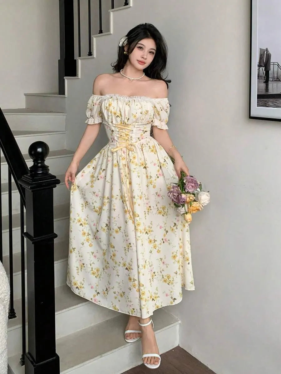 SHEIN PETITE فستان ميدي بياقة مربعة وأكمام قصيرة وخصر برباط أمامي بنقشة زهور بلون مشمشي