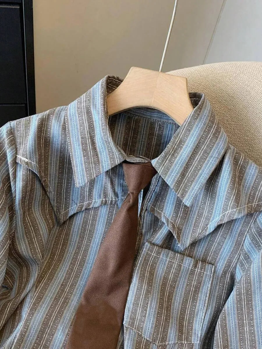 SHEIN بلوزة نسائية بياقة قميص وقصة غير متماثلة وطباعة حروف بلون أزرق