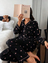 SHEIN Dreamivo طقم بيجامة قطعتين بقميص أسود بأزرار وجيوب ونقشة زهور الكرز الوردية وبنطال طويل