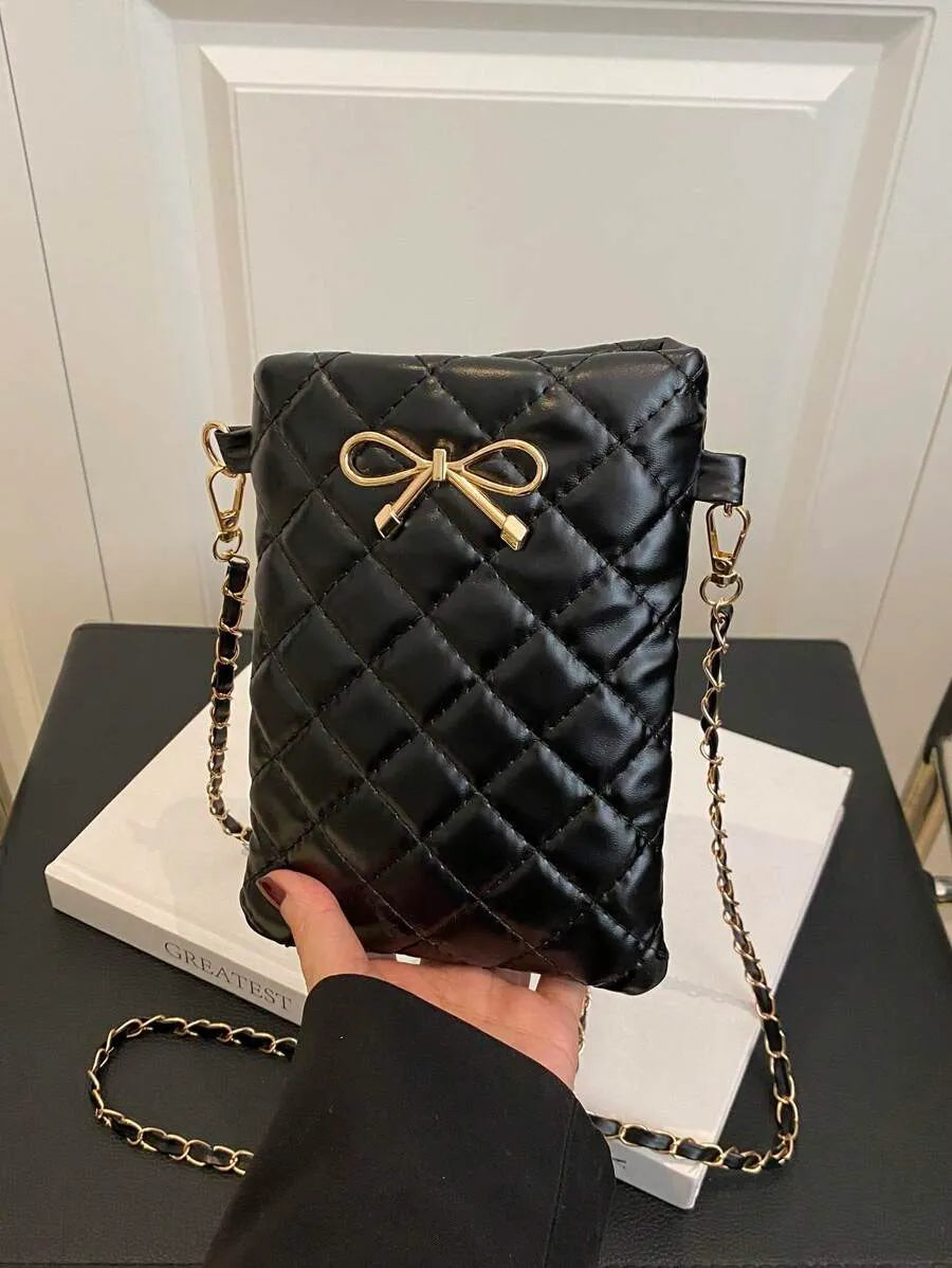 SHEIN حقيبة كروس بدي مبطنة بلون أحادي مزينة بنمط معين وشريط معدني