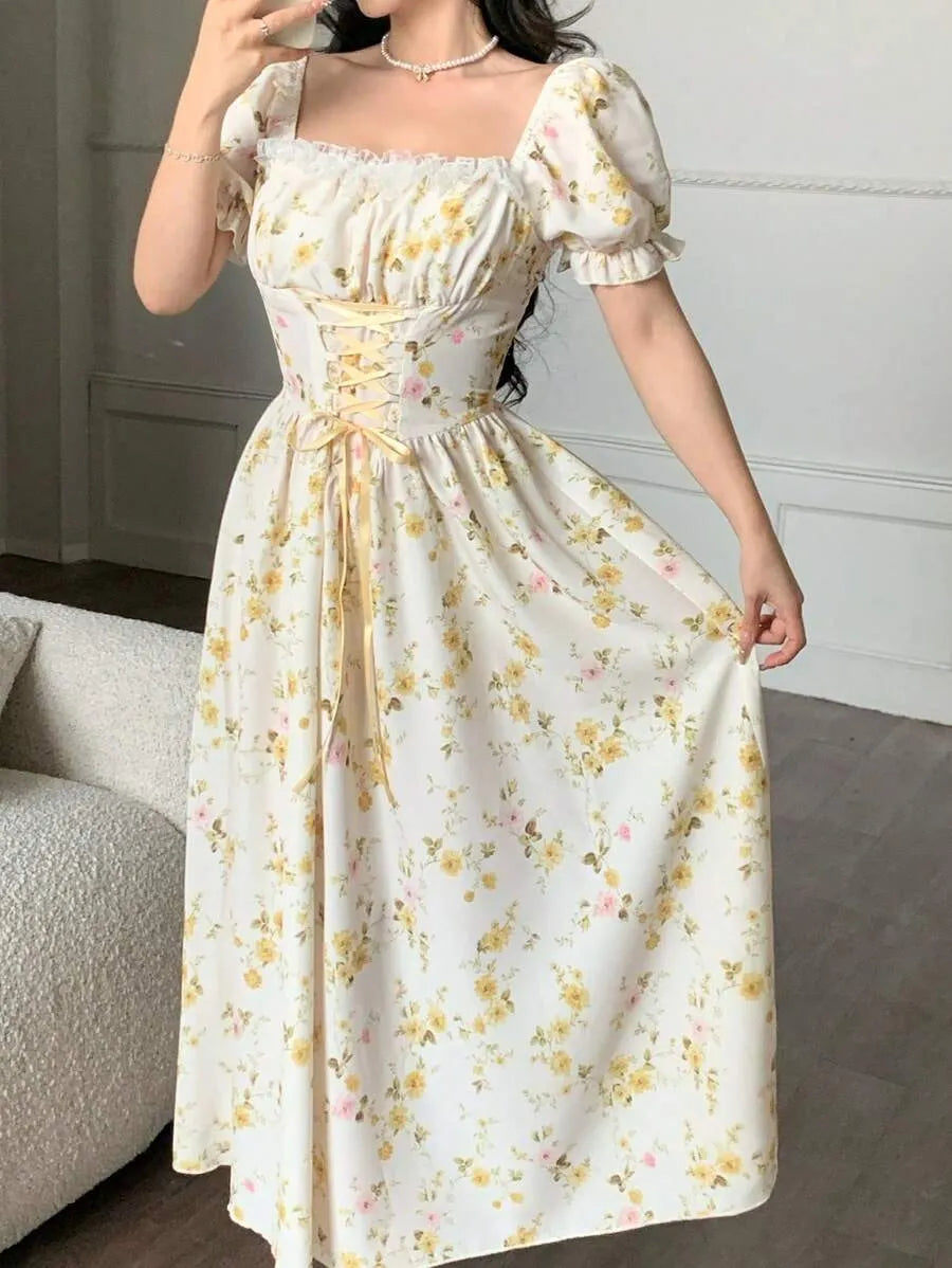 SHEIN PETITE فستان ميدي بياقة مربعة وأكمام قصيرة وخصر برباط أمامي بنقشة زهور بلون مشمشي