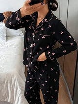 SHEIN Dreamivo طقم بيجامة قطعتين بقميص أسود بأزرار وجيوب ونقشة زهور الكرز الوردية وبنطال طويل