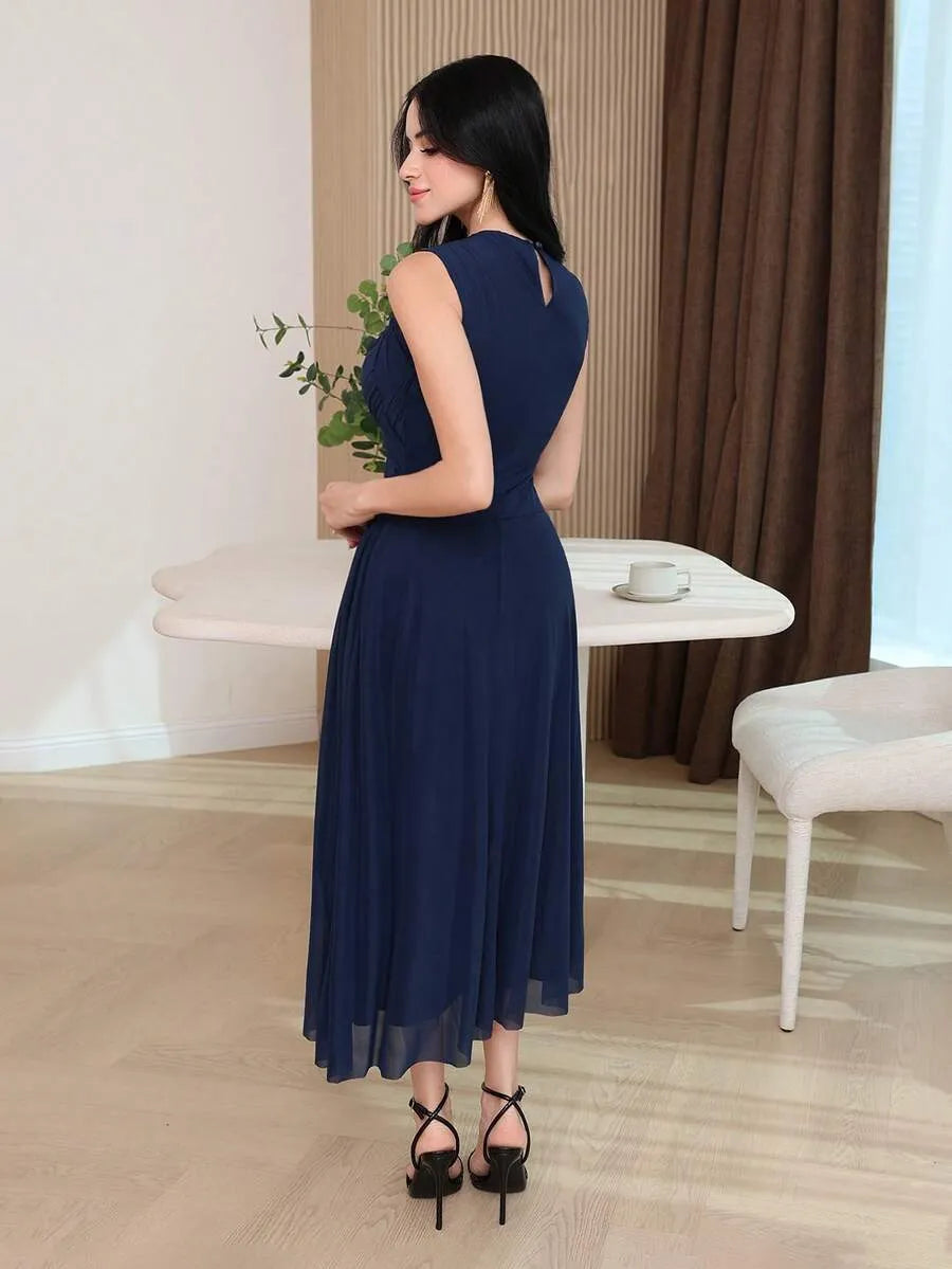 SHEIN Modelyn فستان أزرق متوسط الطول بخصر مطوي بدون أكمام