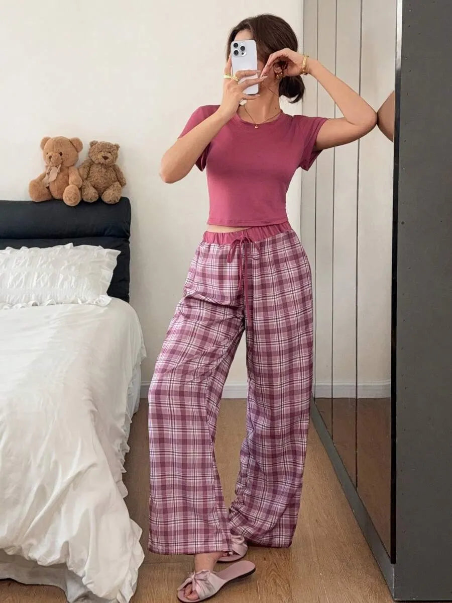 SHEIN Napfluff طقم بيجامة قطعة واحدة بتصميم مربعات وبنطال طويل بلون أرجواني فاتح
