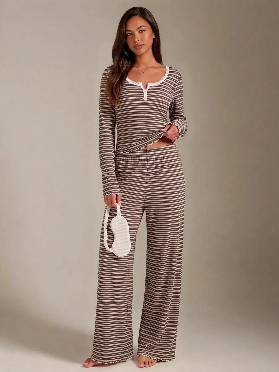 SHEIN Athîral طقم بيجامة قطعتين ببلوزة قصيرة مخططة بياقة مربعة ودانتيل وأزرار أمامية وبنطال طويل متعدد الألوان
