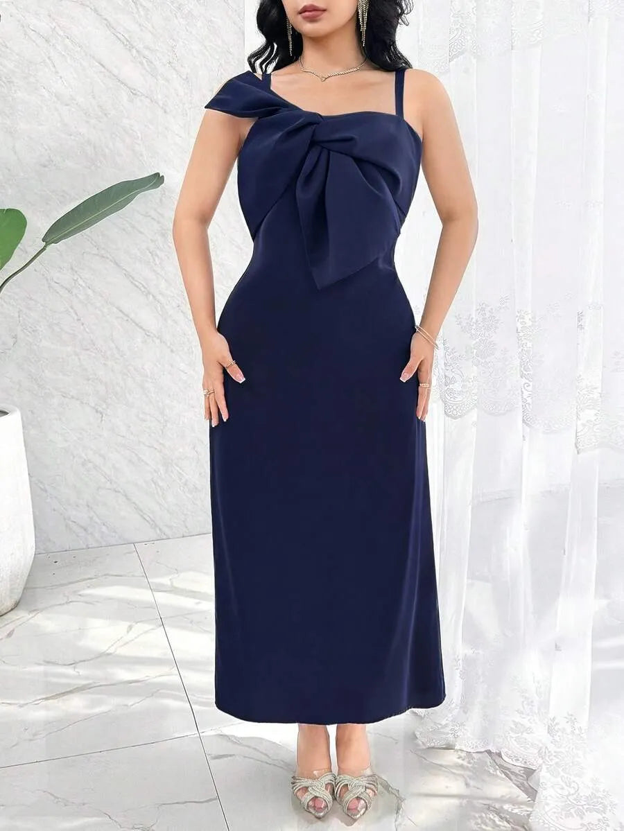 SHEIN Modelyn فستان طويل سادة بدون أكمام