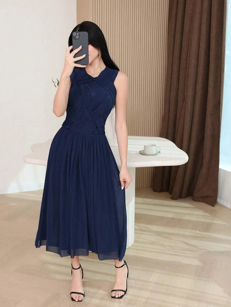 SHEIN Modelyn فستان أزرق متوسط الطول بخصر مطوي بدون أكمام