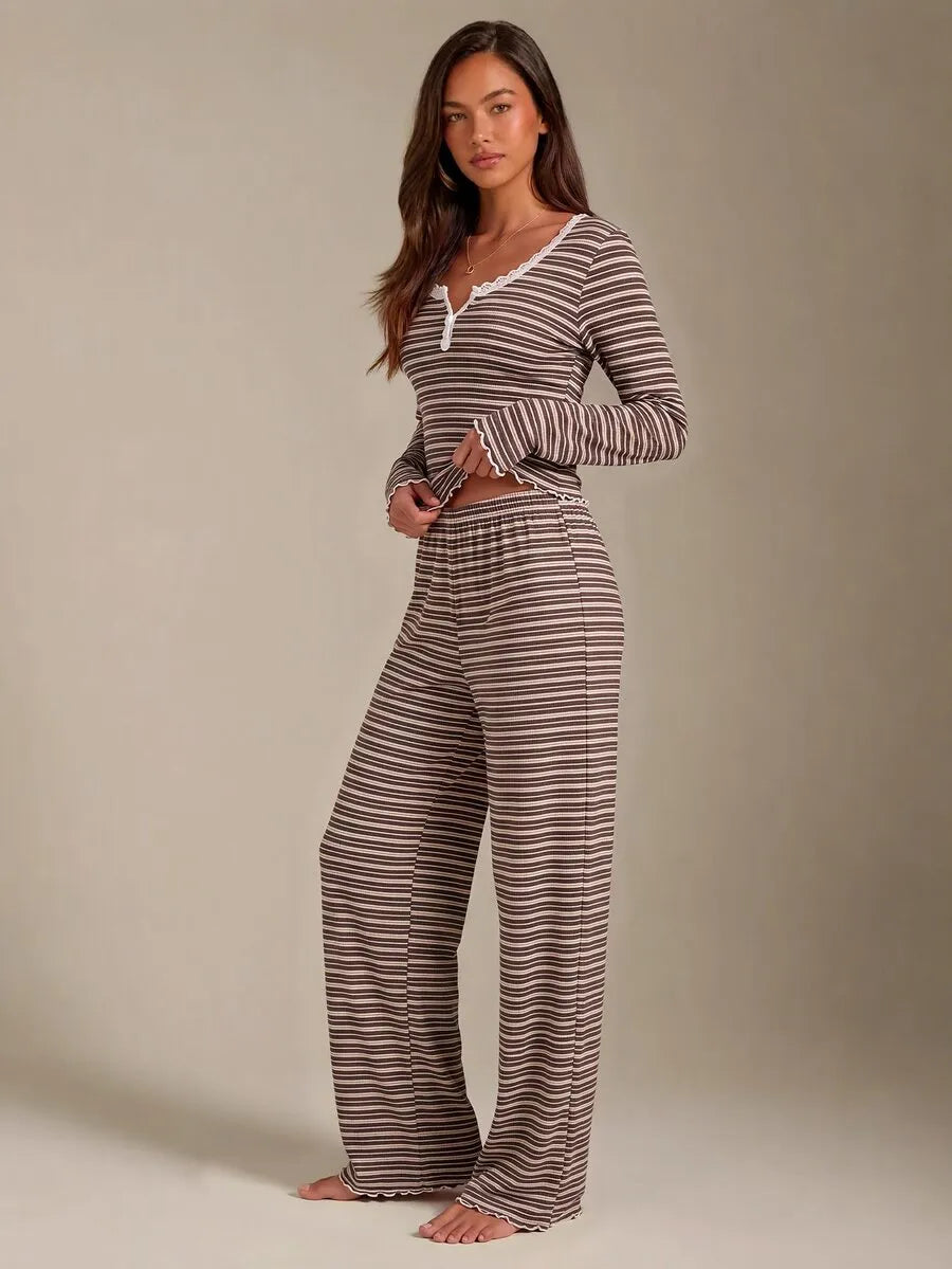 SHEIN Athîral طقم بيجامة قطعتين ببلوزة قصيرة مخططة بياقة مربعة ودانتيل وأزرار أمامية وبنطال طويل متعدد الألوان