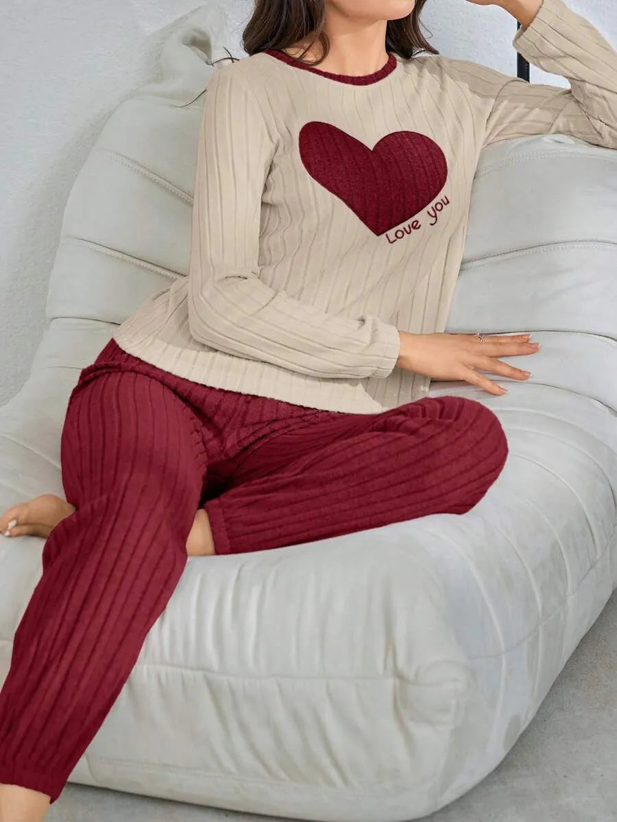SHEIN طقم بيجامة قطعتين ببلوزة محبوكة بياقة دائرية وأكمام طويلة وتطريز قلب وبنطال طويل بلون عنابي