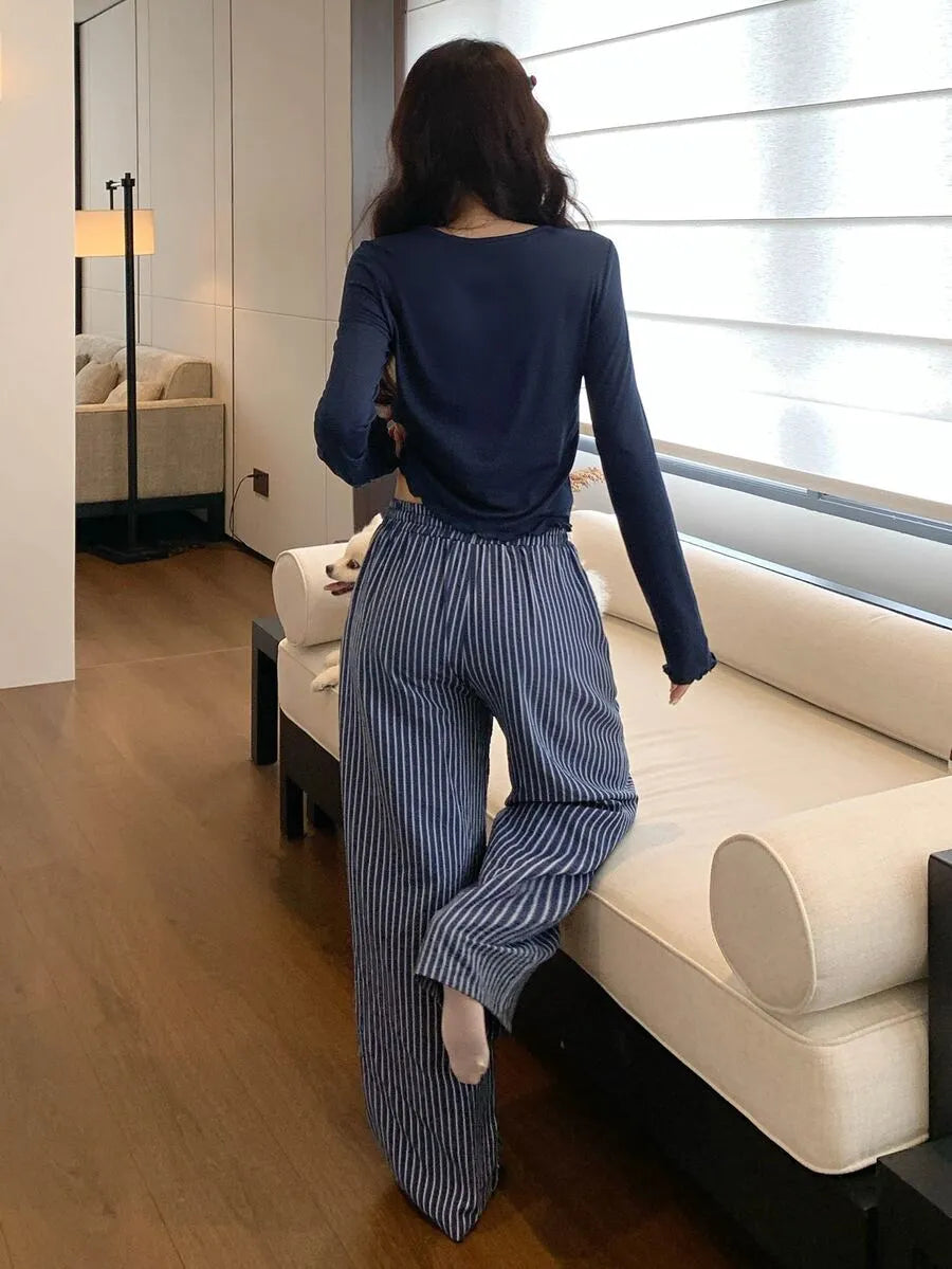 SHEIN DAZY طقم بيجامة قطعتين ببلوزة ضيقة بياقة دائرية وأكمام طويلة وبنطال واسع مخطط باللون الأزرق البحري