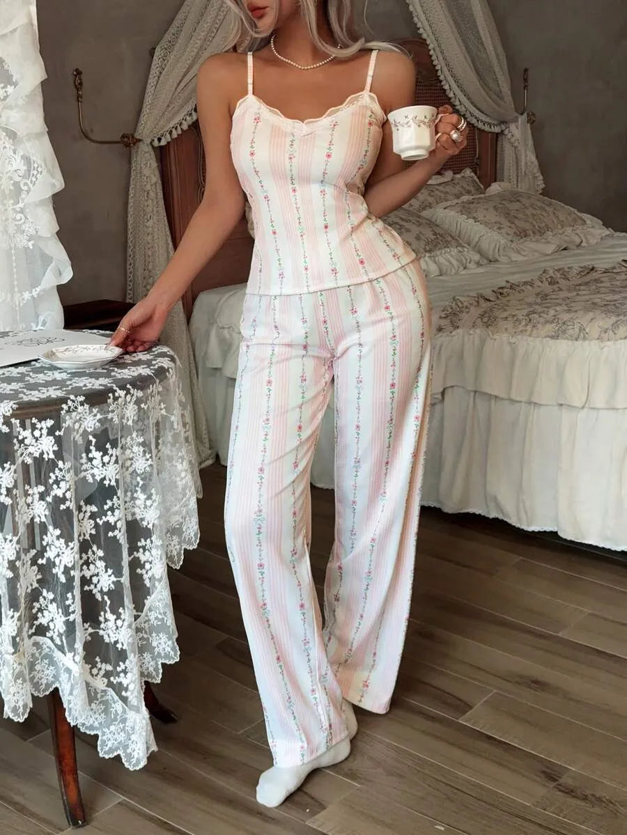 SHEIN CottageSlumber طقم بيجامة قطعتين كاميسول وبنطال طويل بزهور ودانتيل بلون أبيض