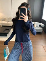 SHEIN DAZY طقم بيجامة قطعتين ببلوزة ضيقة بياقة دائرية وأكمام طويلة وبنطال واسع مخطط باللون الأزرق البحري