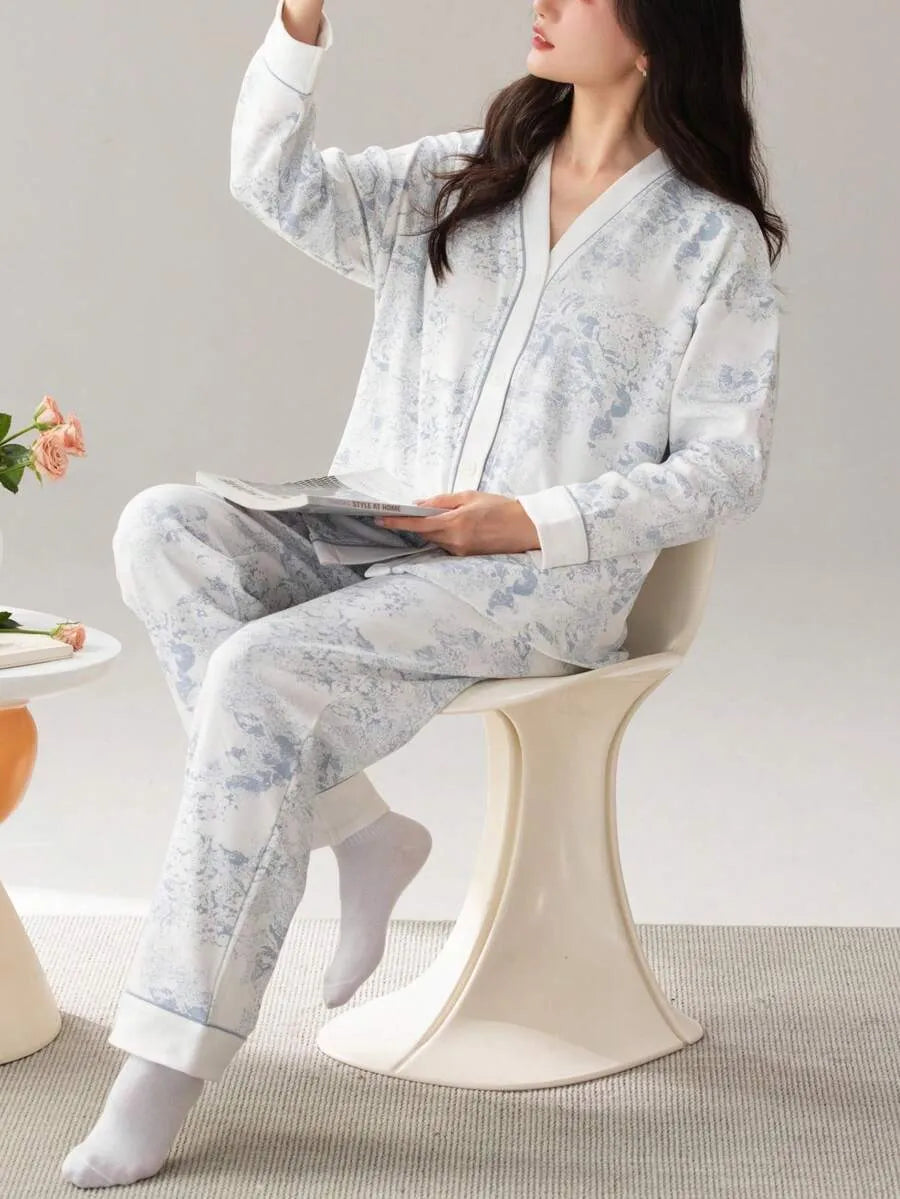 SHEIN طقم بيجامة قطعتين ببلوزة بياقة وأزرار أمامية وأكمام طويلة وبنطال طويل بنقشة نباتية بلون أزرق فاتح