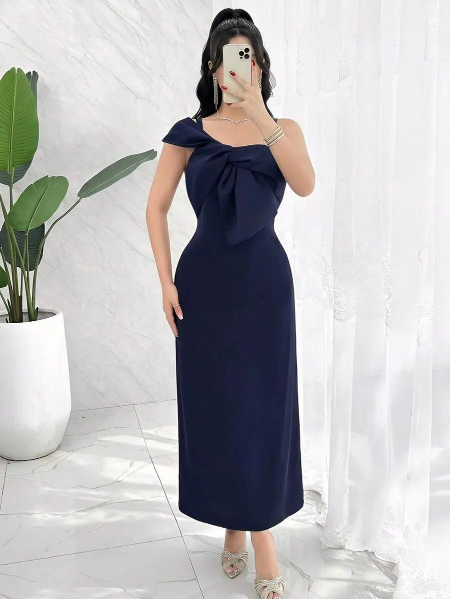 SHEIN Modelyn فستان طويل سادة بدون أكمام
