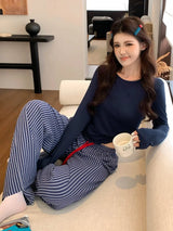SHEIN DAZY طقم بيجامة قطعتين ببلوزة ضيقة بياقة دائرية وأكمام طويلة وبنطال واسع مخطط باللون الأزرق البحري