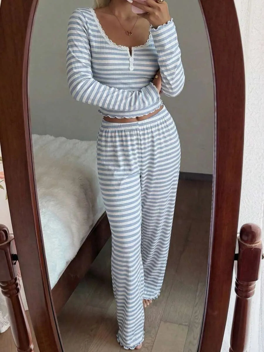 SHEIN Dream Adore طقم بيجامة قطعتين ببلوزة قصيرة بياقة مربعة ودانتيل وأزرار أمامية وبنطال طويل مخطط باللون الأزرق