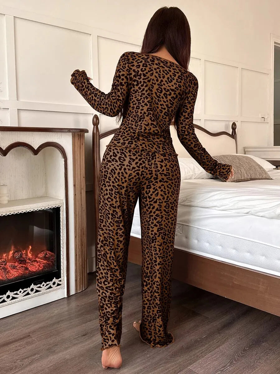 SHEIN ZzzCrew طقم بيجامة قطعتين ببلوزة بياقة مربعة وأكمام طويلة ونقشة نمر وبنطال طويل بلون بني قهوة