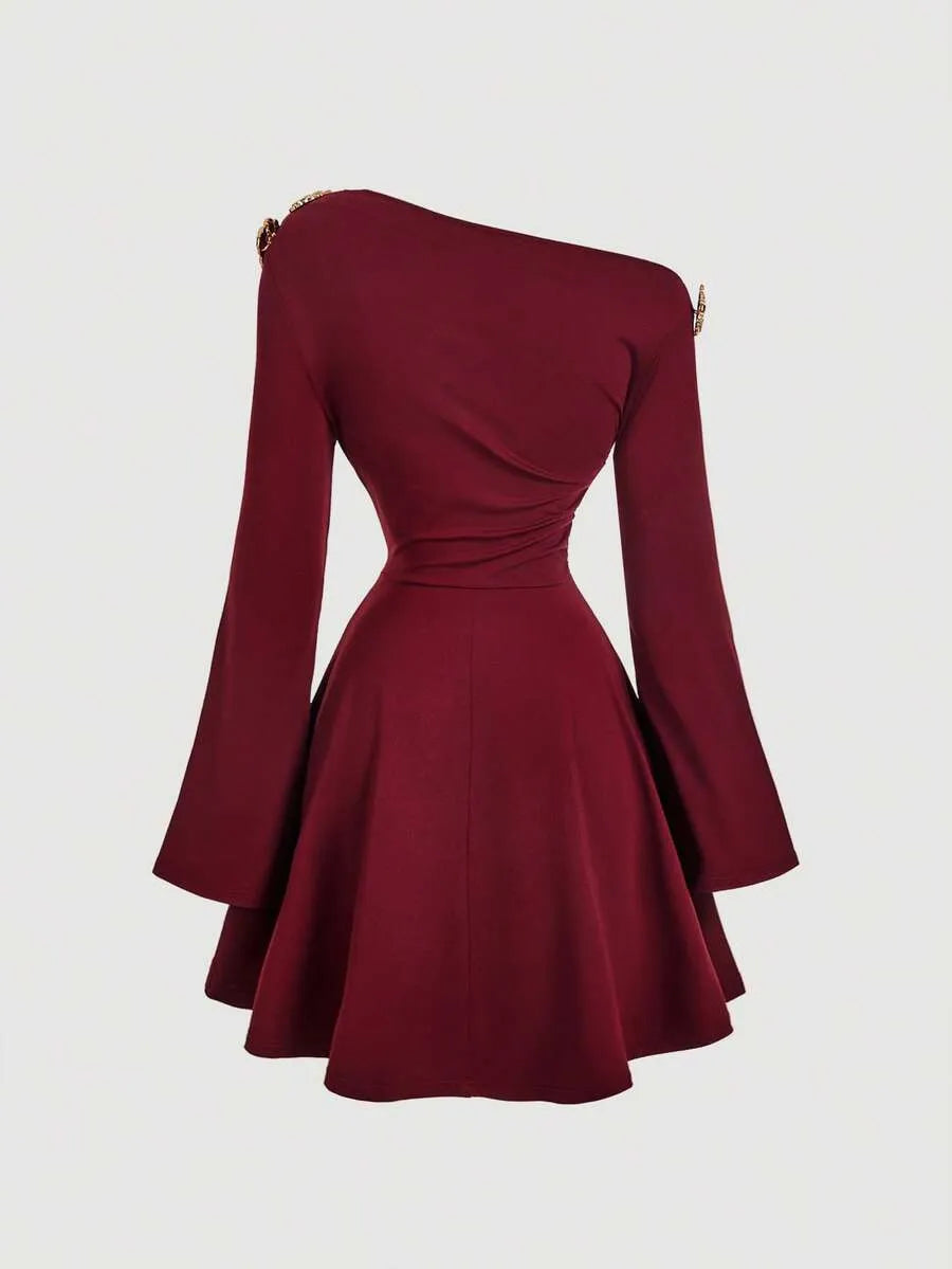 SHEIN MOD فستان نسائي ميني بياقة غير متماثلة وزهرة معدنية وخصر مطوي بلون عنابي