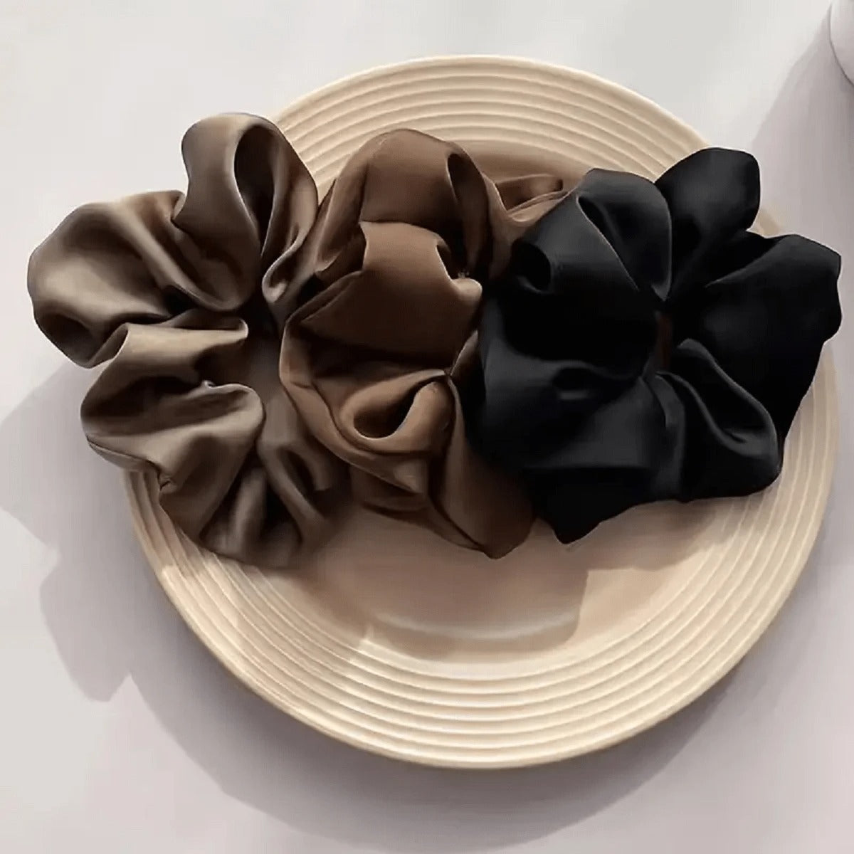 SHEIN طقم 3 أربطة شعر ساتان بلون بني وأسود