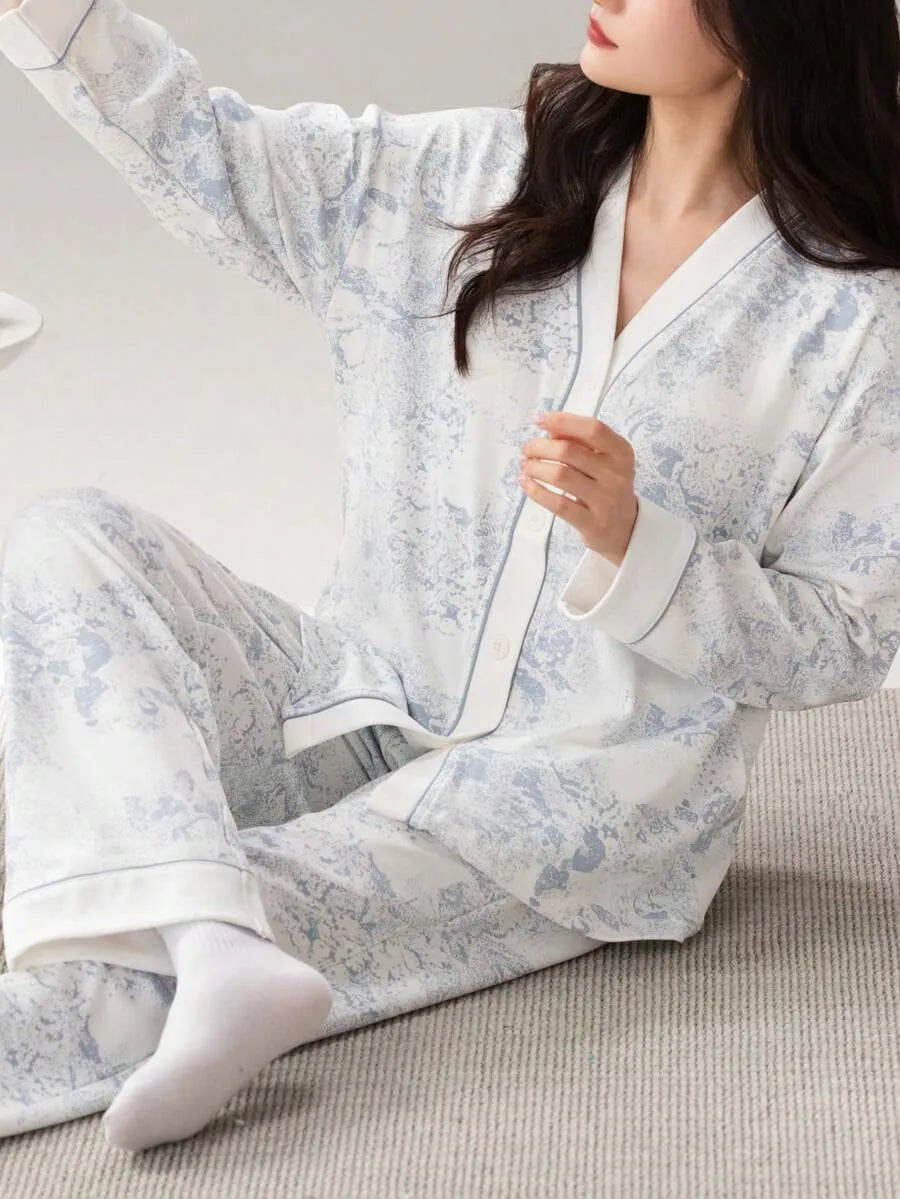 SHEIN طقم بيجامة قطعتين ببلوزة بياقة وأزرار أمامية وأكمام طويلة وبنطال طويل بنقشة نباتية بلون أزرق فاتح