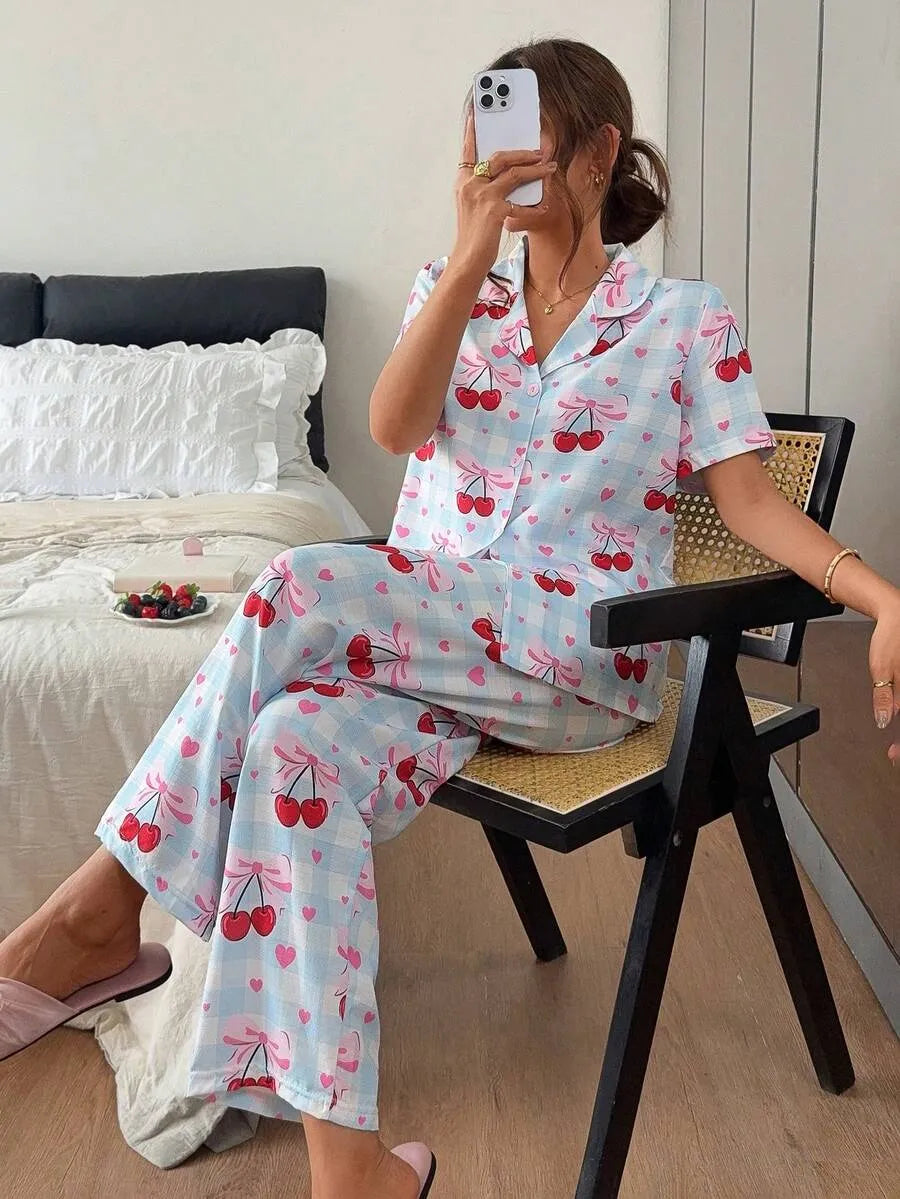 SHEIN Napfluff طقم بيجامة قطعتين بطبعة قلب الكرز بلون أزرق