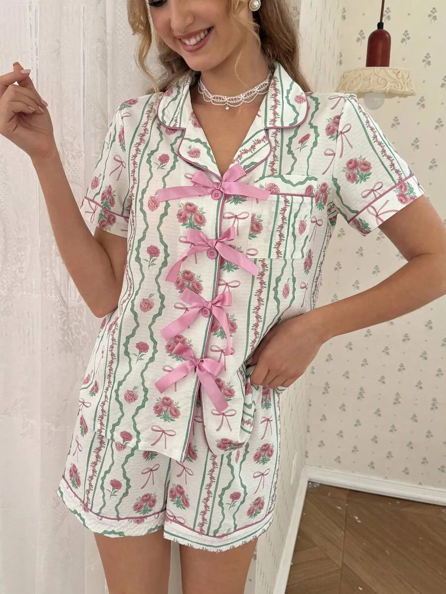 SHEIN CottageSlumber طقم بيجاما قطعتين بطبعة ورد وتوت أحمر وشورت بلون أبيض