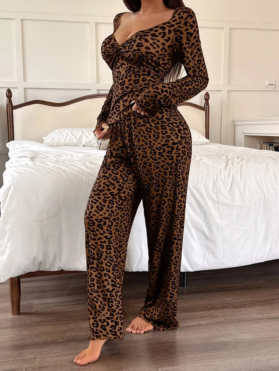 SHEIN ZzzCrew طقم بيجامة قطعتين ببلوزة بياقة مربعة وأكمام طويلة ونقشة نمر وبنطال طويل بلون بني قهوة