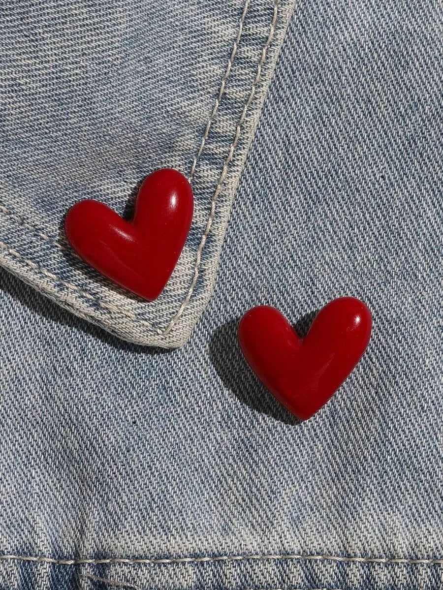 SHEIN مجموعة 2 قطعة دبابيس على شكل قلب أحمر لامع لتزيين الحقائب والأحذية بلون أحمر