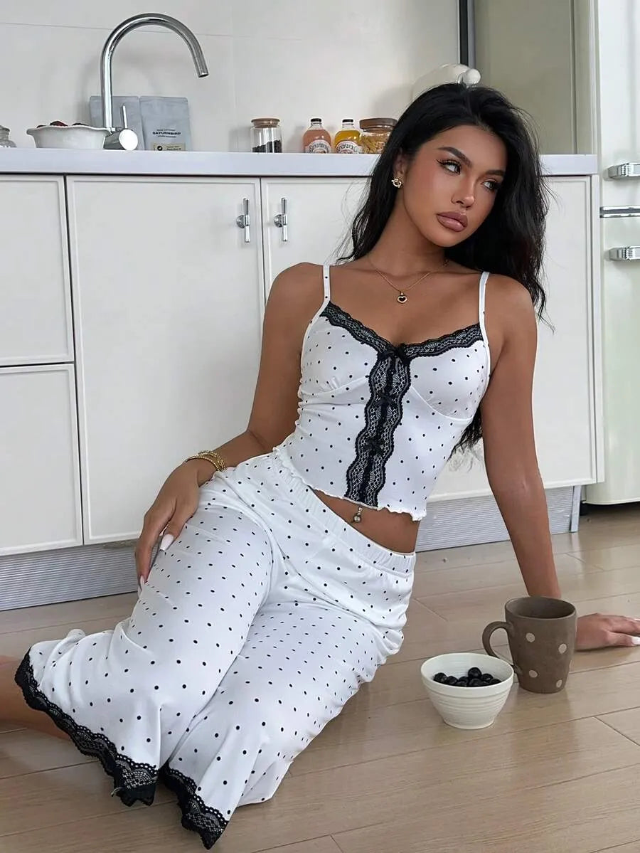 SHEIN ZzzCrew طقم قطعتين بيجاما منقطة بحافة دانتيل وفيونكة بلون أبيض