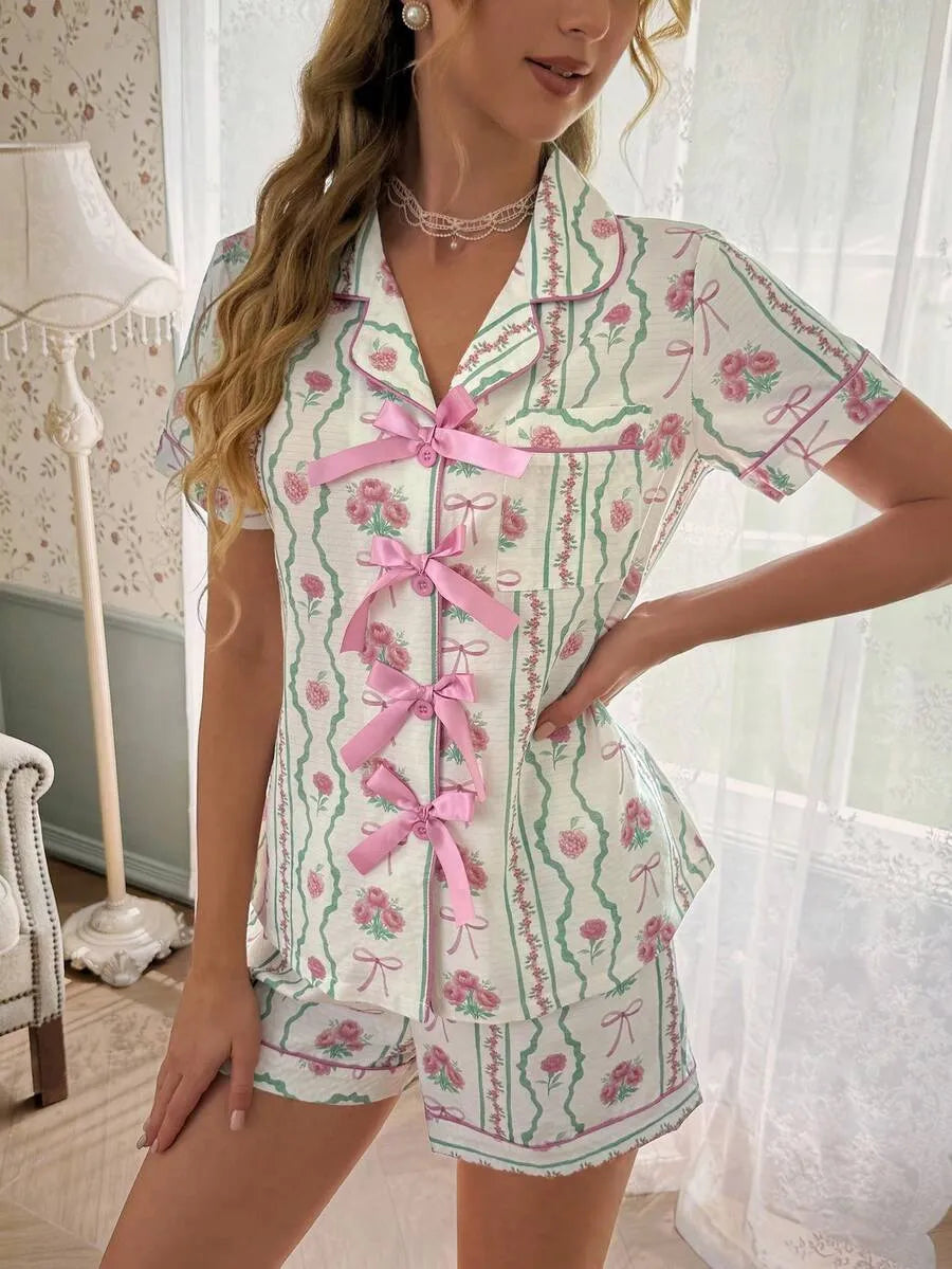 SHEIN CottageSlumber طقم بيجاما قطعتين بطبعة ورد وتوت أحمر وشورت بلون أبيض
