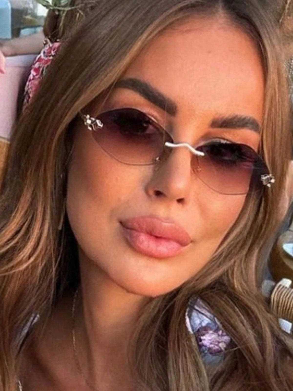 SHEIN نظارة شمس بدون إطار عدسة رمادية + إطار ذهبي