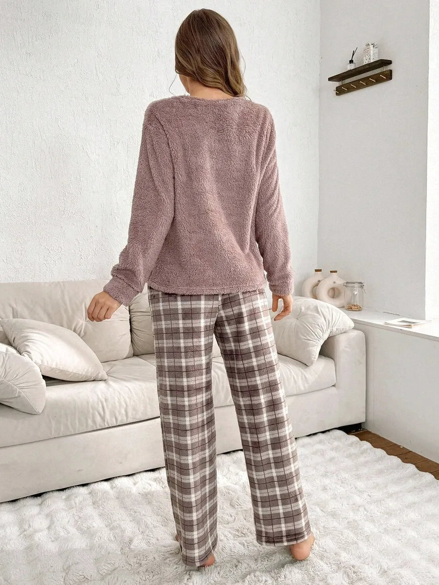 SHEIN طقم بيجامة قطعتين ببلوزة فضفاضة بياقة دائرية وأكمام طويلة وبنطال فلانيل بنقشة مربعات بلون بنفسجي فاتح