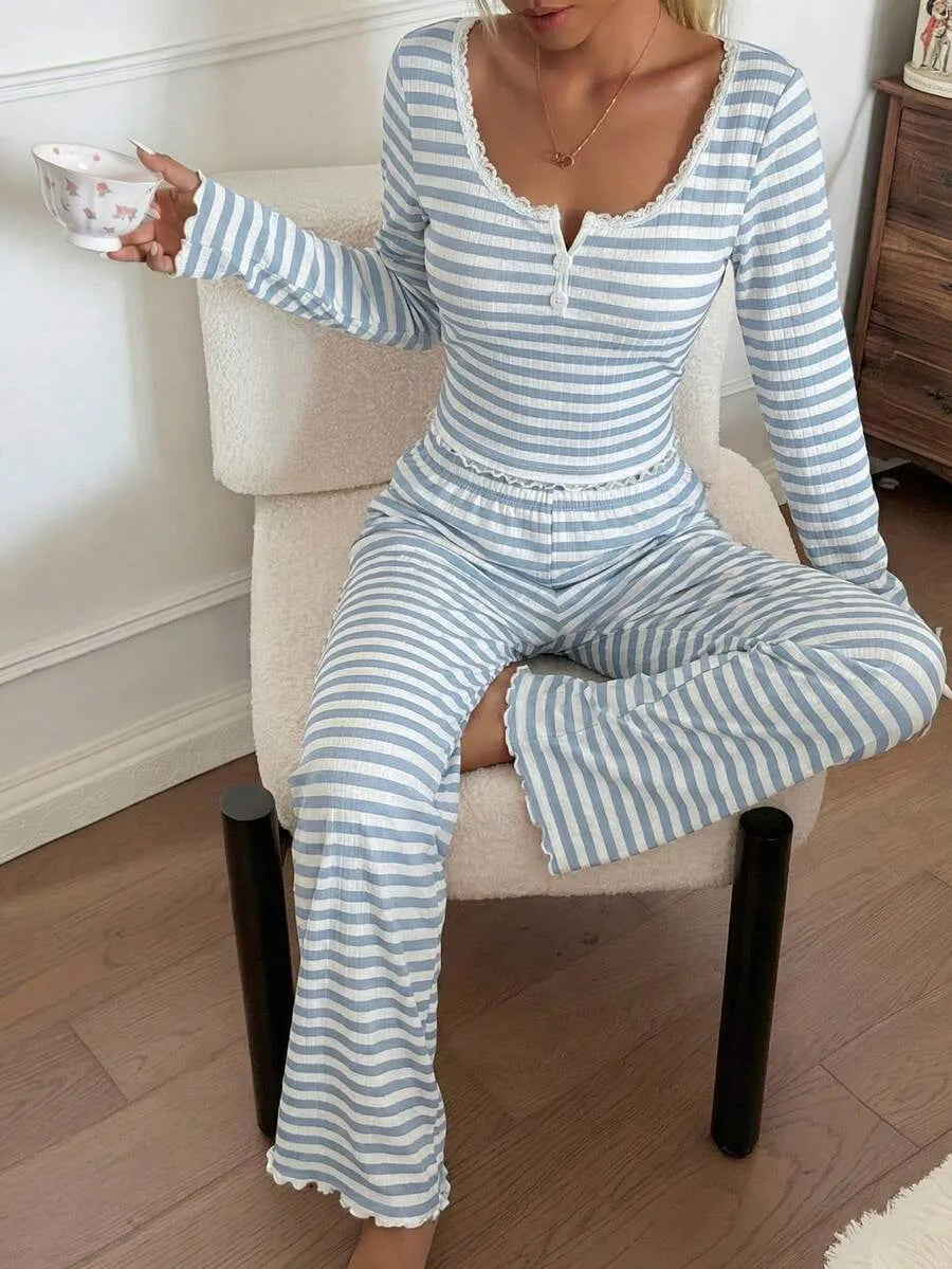 SHEIN Dream Adore طقم بيجامة قطعتين ببلوزة قصيرة بياقة مربعة ودانتيل وأزرار أمامية وبنطال طويل مخطط باللون الأزرق