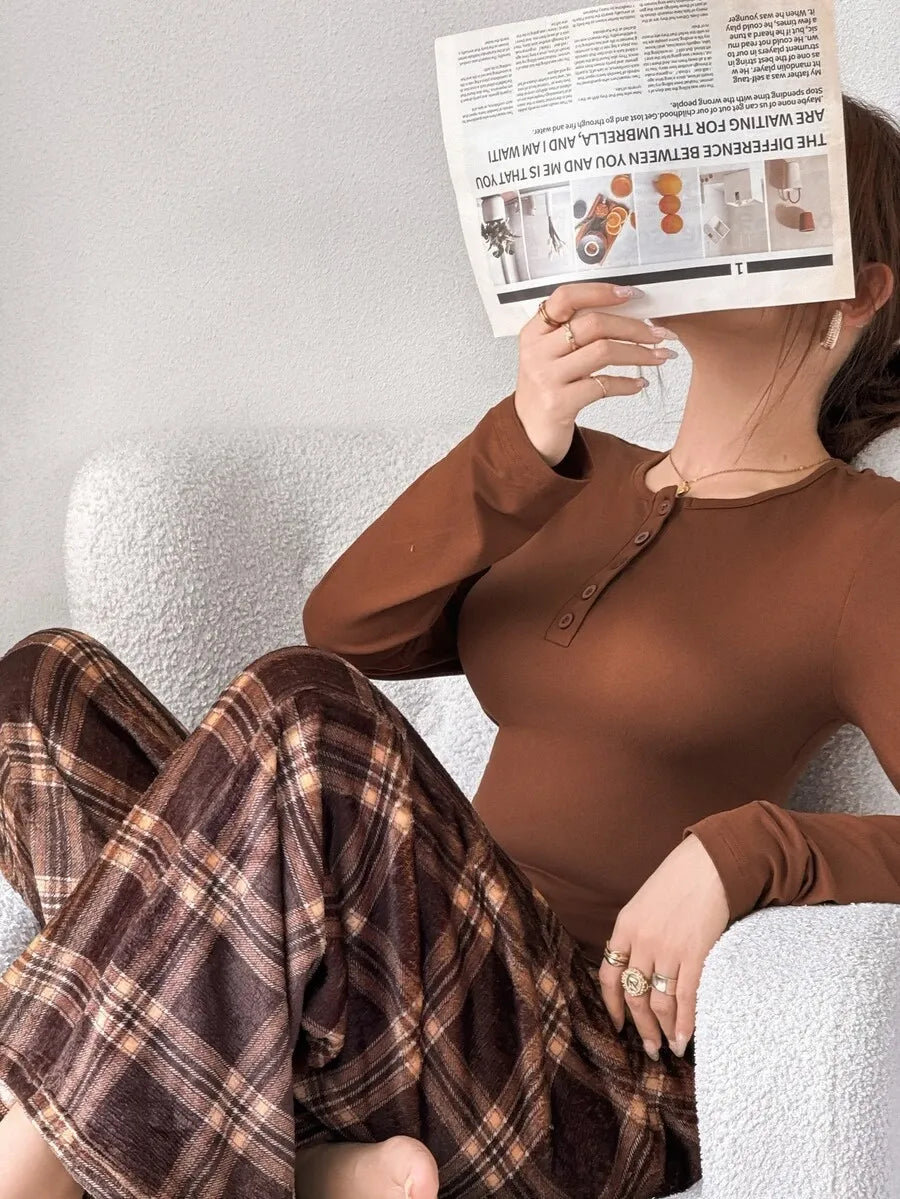 SHEIN Napfluff طقم بيجامة قطعتين ببلوزة محبوكة بياقة هينلي وأزرار ونقشة مربعات وبنطال فروي طويل بلون بني