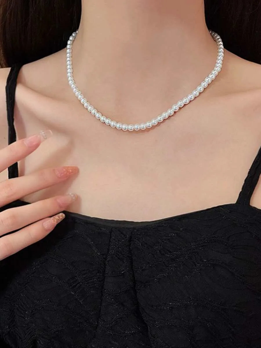 SHEIN قلادة نسائية خانقة بتصميم فرنسي مزينة باللؤلؤ بلون أبيض