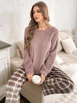 SHEIN طقم بيجامة قطعتين ببلوزة فضفاضة بياقة دائرية وأكمام طويلة وبنطال فلانيل بنقشة مربعات بلون بنفسجي فاتح