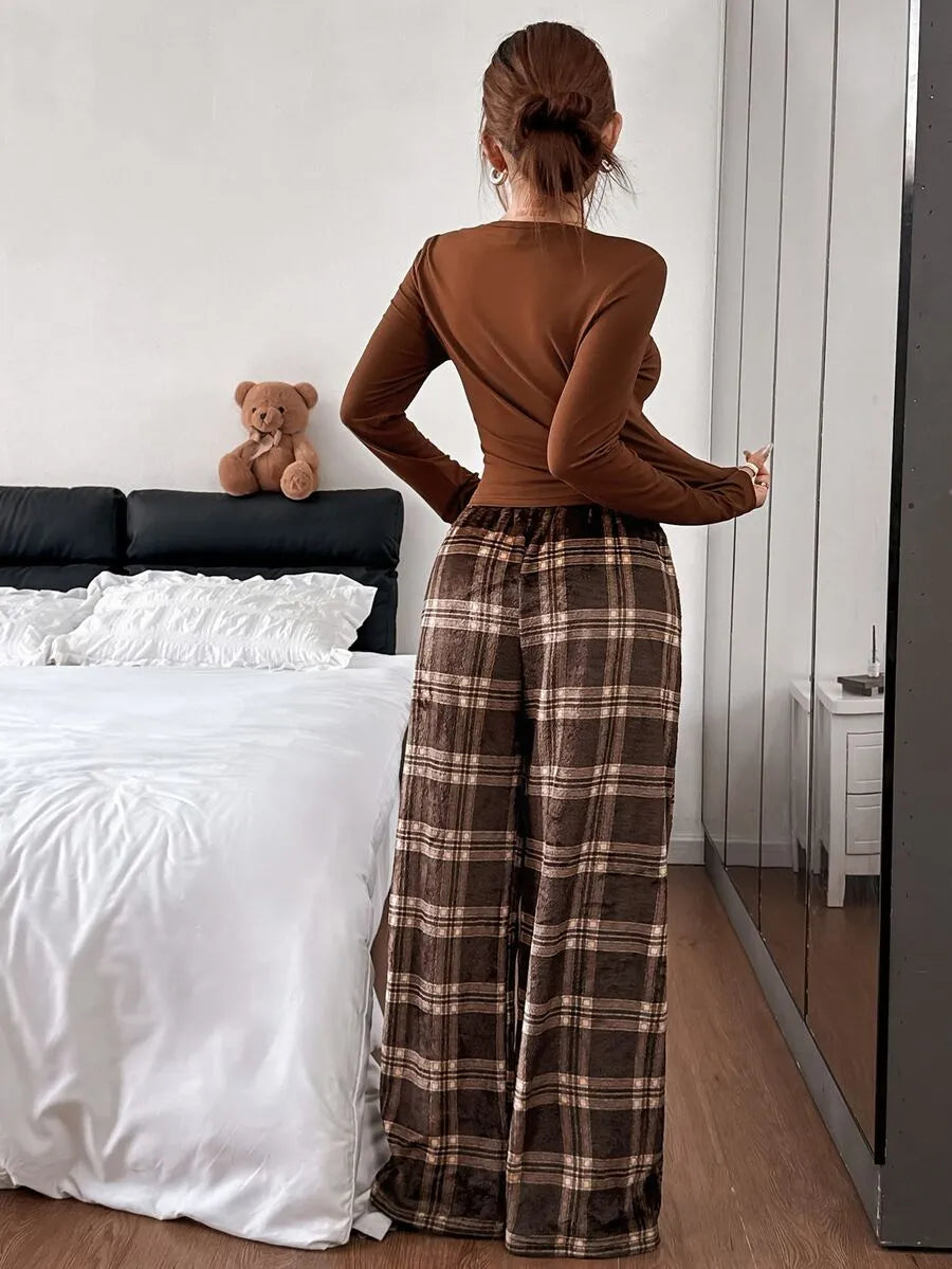 SHEIN Napfluff طقم بيجامة قطعتين ببلوزة محبوكة بياقة هينلي وأزرار ونقشة مربعات وبنطال فروي طويل بلون بني