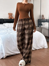 SHEIN Napfluff طقم بيجامة قطعتين ببلوزة محبوكة بياقة هينلي وأزرار ونقشة مربعات وبنطال فروي طويل بلون بني