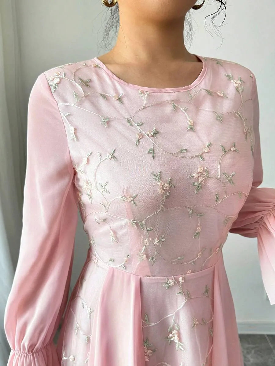 SHEIN Modelyn فستان طويل من الشيفون المنقوش بأكمام منتفخة وتفاصيل شبك بلون وردي