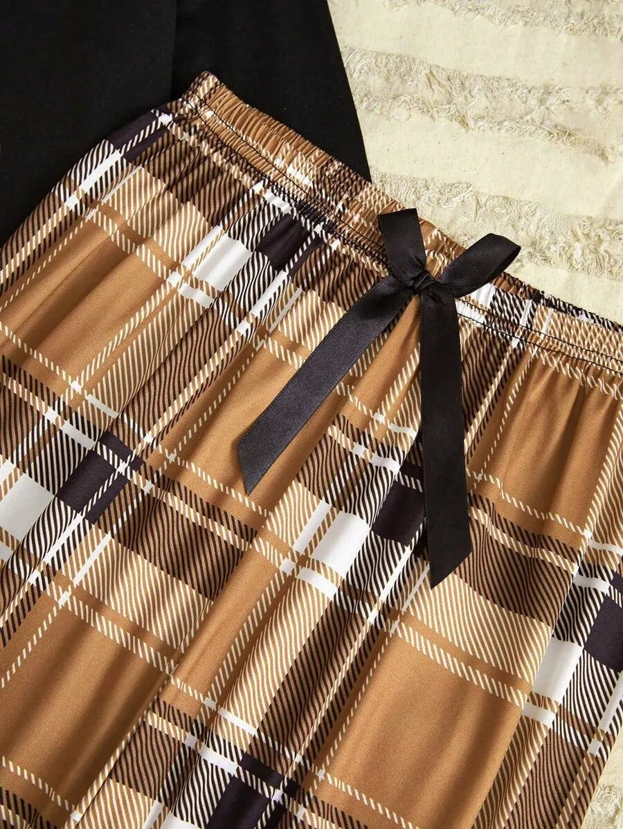 SHEIN طقم بيجامة قطعتين بتي شيرت بطبعة كرتونية وبنطلون كاروهات متعدد الألوان