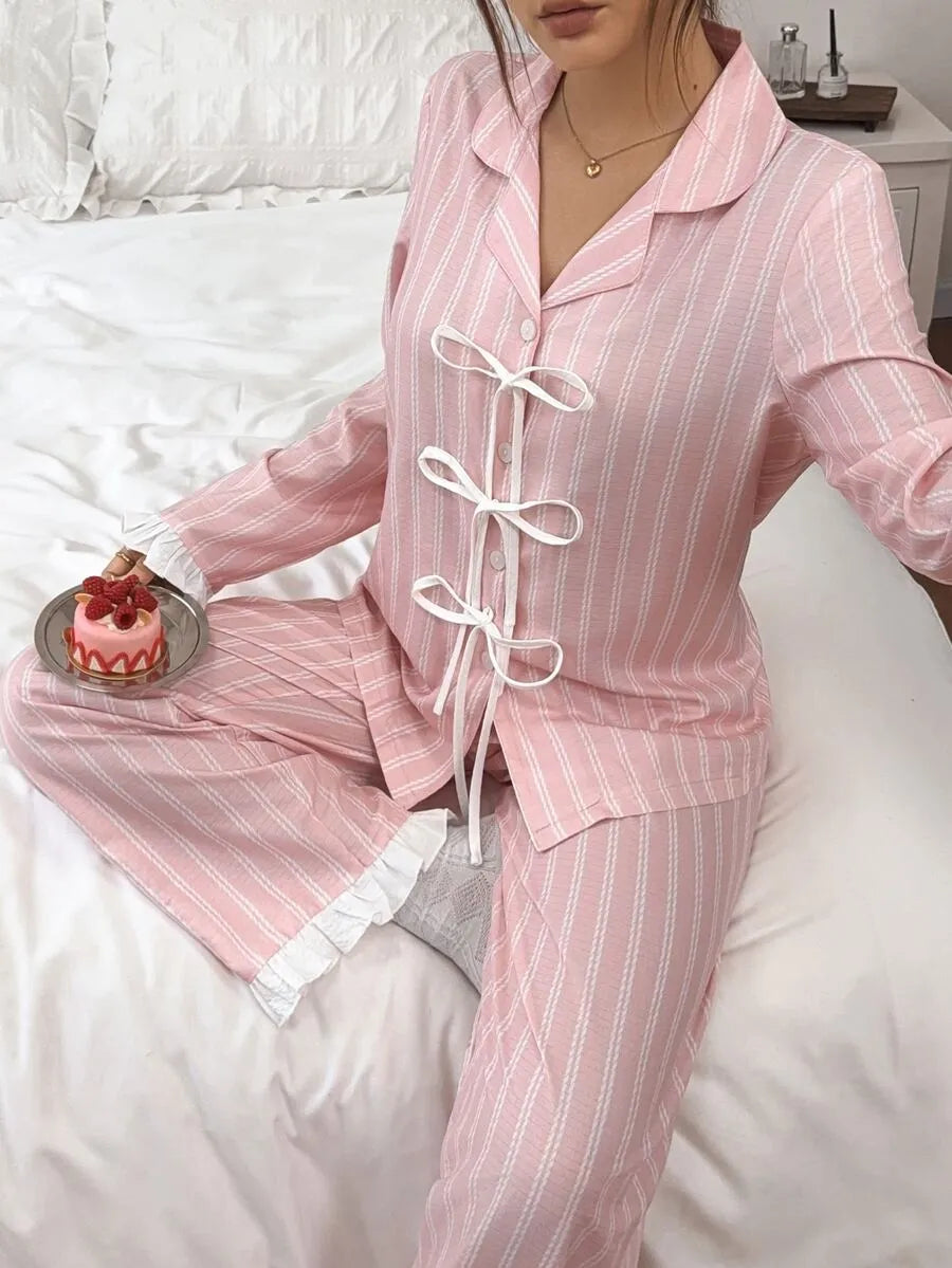 SHEIN Napfluff طقم بيجامة بقميص مخطط بياقة فيونكة وكشكشة وأكمام جرس وبنطال طويل باللون الوردي