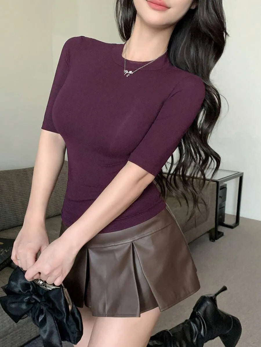 SHEIN DAZY تي شيرت نسائي قصير ضيق بياقة عالية بلون أحمر بنفسجي