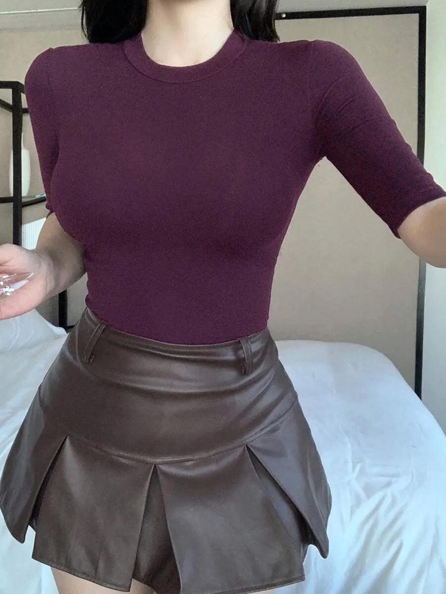 SHEIN DAZY تي شيرت نسائي قصير ضيق بياقة عالية بلون أحمر بنفسجي