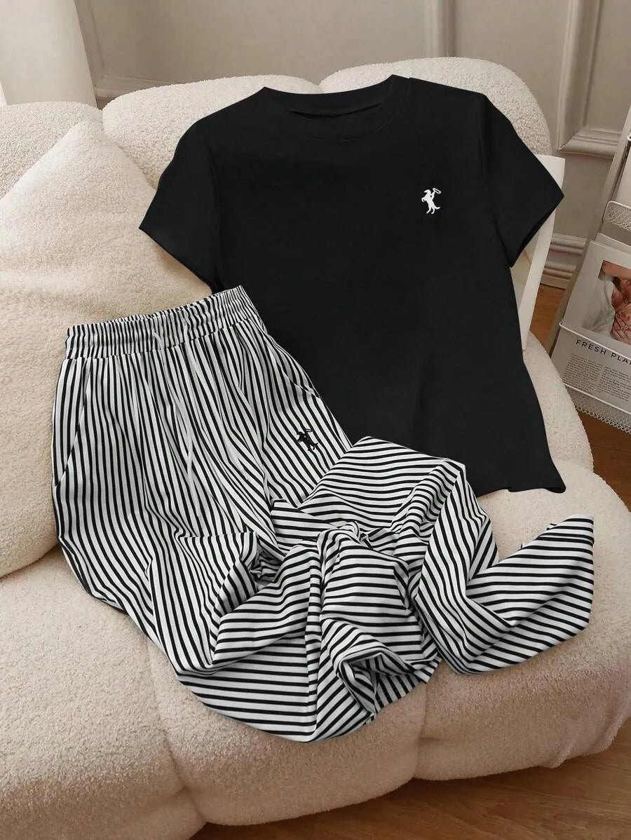 SHEIN INAWLY طقم نسائي كاجوال من قطعتين بتيشيرت مطرز بشعار الحصان وبنطال مخطط