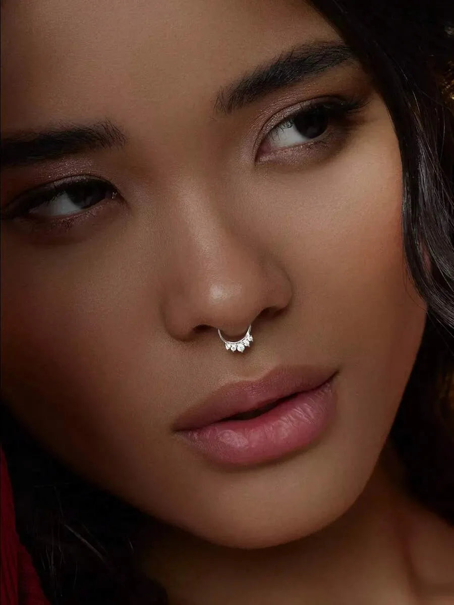 SHEIN حلقة أنف صناعية نسائية بتصميم حدوة حصان مزينة بـ5 كريستالات بلون فضي